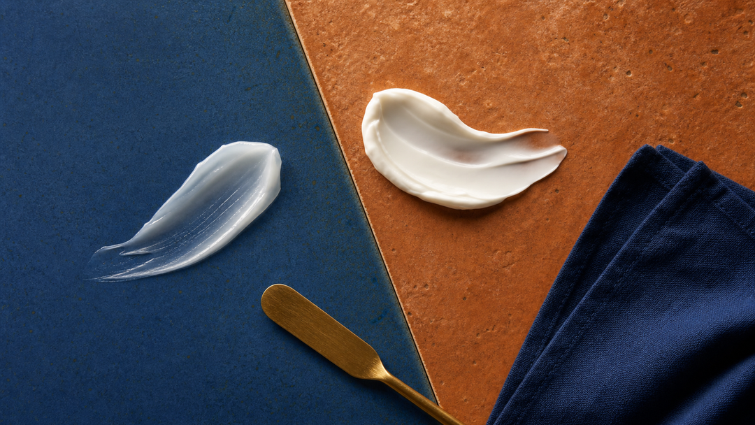 Twee crème-texturen op kobaltblauw en terracotta keramiek